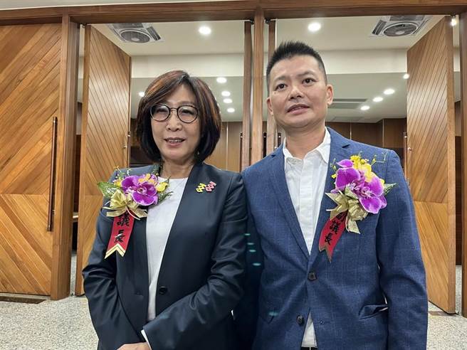 原国民党高市议员曾俊杰（右）24日宣布退党并以无党籍身分投靠民进党，与绿营议长人选康裕成组成「民无配」共同角逐正、副议长，2人均以得票数35票夺下正、副议长宝座。（本报资料照片）