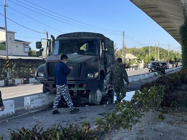 屏东军卡国道下自撞，9名官兵送医。（图／林和生摄）
