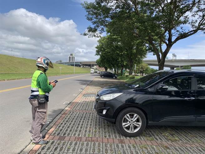 元旦连续假期，新北路边停车平日收费路段暂停收费。（新北市交通局提供）