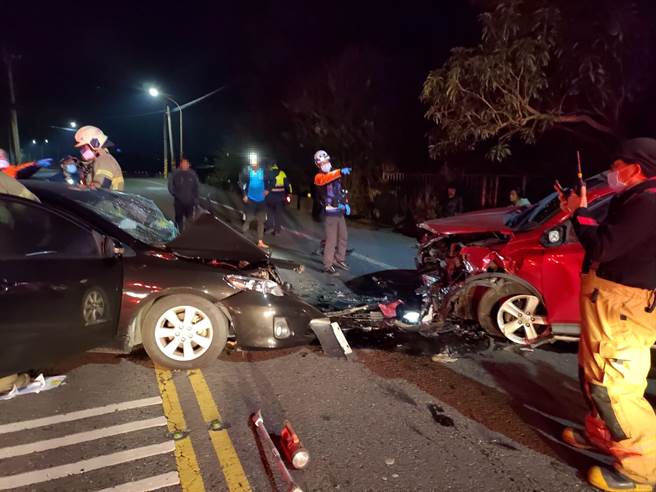 台南市柳营区中山东路二段26日凌晨发生一起休旅车与轿车的对撞事故，撞击力道之大，两辆车车头全毁。（读者提供／张毓翎台南传真）