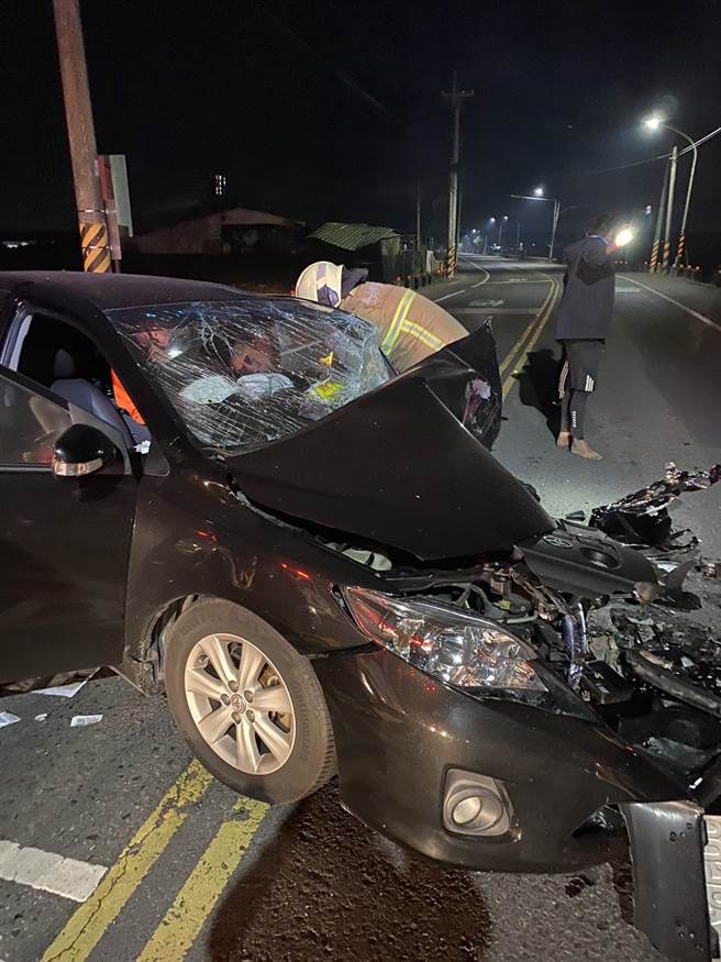 一辆由东往西直行的黑色轿车，与迎面而来的休旅车因不明原因发生对撞。（读者提供／张毓翎台南传真）