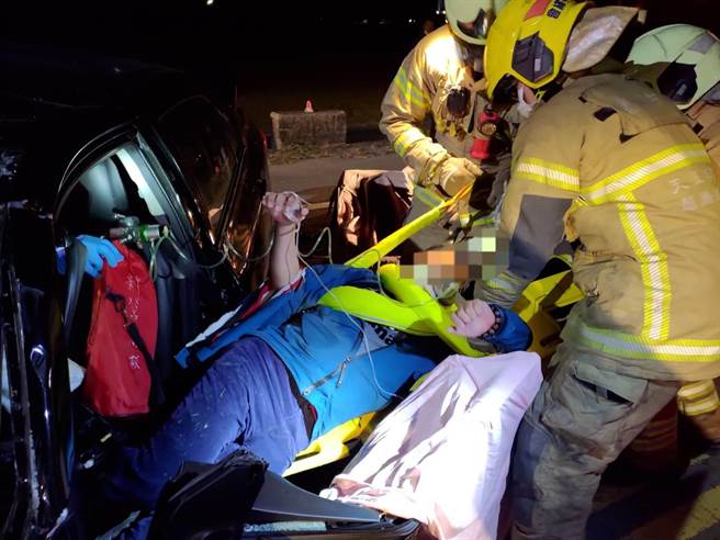 台南柳营两车对撞车祸造成8人受伤，其中3人伤势较为严重。（读者提供／张毓翎台南传真）