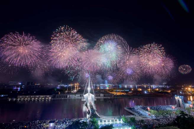 晚会后的「大港花火」将以浪漫灯光秀搭配高空港景烟火，让民眾2023年第一天就有满满幸福感。(示意图/高雄市政府文化局提供)