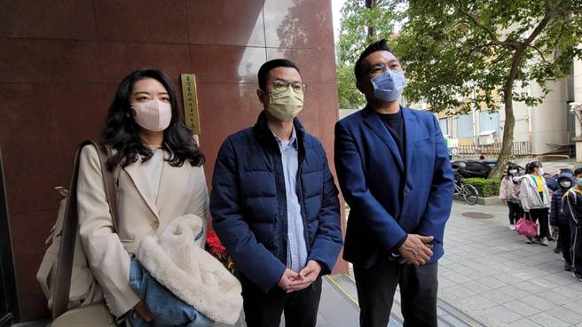 右起张斯纲、凌涛及杨智伃（林伟信翻拍照片）