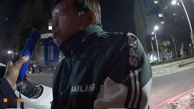 高雄一名男子因吃了姜母鸭，不料姜母鸭汤内含米酒，导致酒测值超标，依公共危险罪送办；同车友人也将吃上6000至1万5000元罚款的罚单。（翻摄照片／崔正纲高雄传真）