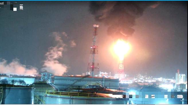 中油林园厂新三轻工场今日上午5时许，传出废气燃烧塔有冒出黑烟、火光。中油表示，因制程异常，安全连锁机制启动，调整制程气体排放至废气燃烧塔，现已恢復正常操作。（翻摄照片／崔正纲高雄传真）