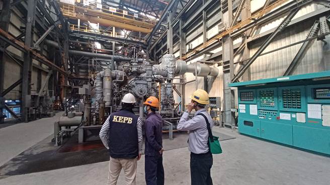 高雄市环保局派员到场查处、监测。（翻摄照片／崔正纲高雄传真）