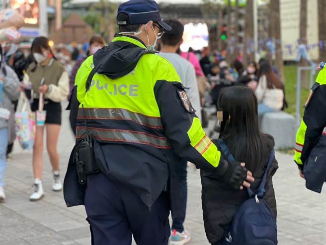 员警发现女童在耶诞城走失。（警方提供）