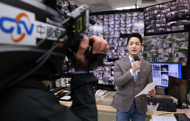 台北市长蒋万安（见图）26日上任第一天，透过广播系统跟市府同仁致意。（陈俊吉摄）