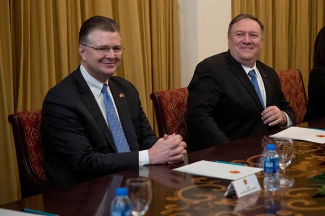 美國亞太助理國務卿康達（左）表示，中國大陸因台灣局勢等問題而與美國緊張加劇，正在加快外交努力避免發生衝突。（路透資料照片）