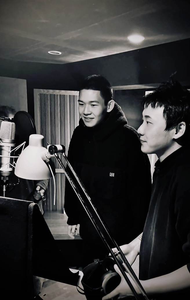 黄圣球（左）与哥哥黄圣丰合作。（贰楼音乐提供）