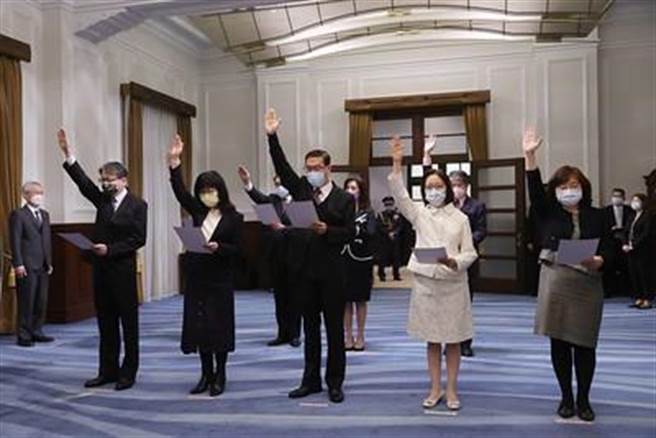 蔡英文总统今天主持新任行政院、考试院政务人员及驻外大使宣誓典礼。（总统府提供）