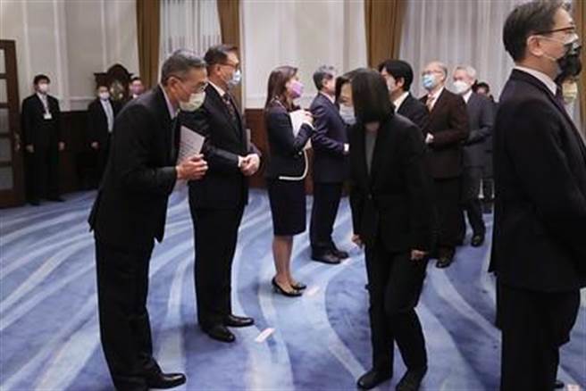 蔡英文总统今天主持新任行政院、考试院政务人员及驻外大使宣誓典礼。（总统府提供）