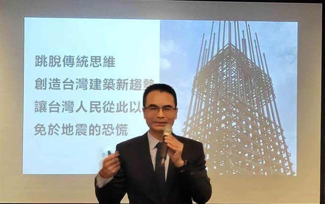 建筑安全履歷协会创会理事长戴云发更指出，在全世界工料双缺的威胁下，营建业要兼顾人力、成本、建造品质、工期等确实很辛苦，建议可透过「建筑安全履歷系统化建筑」为整合开发、缺工缺料、安全品质解套。(王莫昀摄)