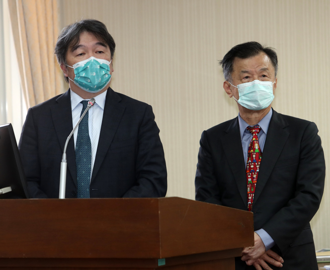 陸委會主委邱太三（右）、中央流行疫情指揮中心指揮官王必勝（左）26日赴立法院內政委員會，報告「小三通及春節返鄉運輸暨防疫相關工作辦理情形」，並回應立委提問。（劉宗龍攝）