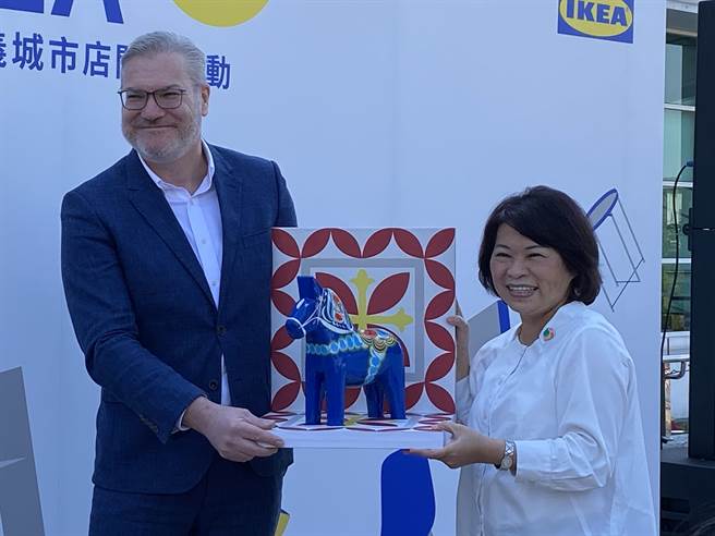 嘉义市长黄敏惠与IKEA集团董事凌思卓互赠礼物纪念IKEA「＋1」嘉义城市店开幕。（廖素慧摄）