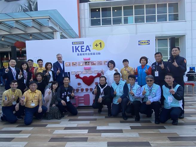 IKEA「＋1」嘉义城市店今天开幕，市府团队及数位议员、大润发代表共同欢庆。（廖素慧摄）