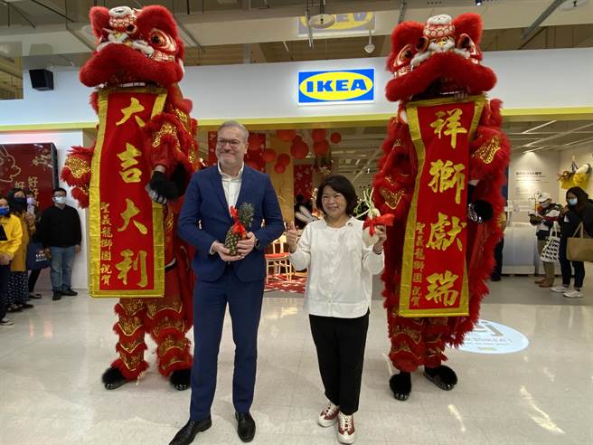 市长黄敏惠与IKEA集团董事凌思卓在锣鼓舞狮队引领下，逛卖场。（廖素慧摄）