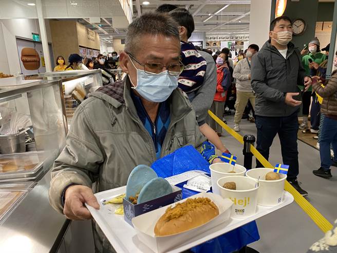 IKEA「＋1」嘉义城市店今天开幕，消费者大排长龙尝鲜。（廖素慧摄）