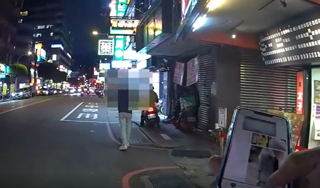 怪男ATM领钱太久遇盘查拔腿狂奔 派出所所长1分钟追上逮人。(翻摄自影片)