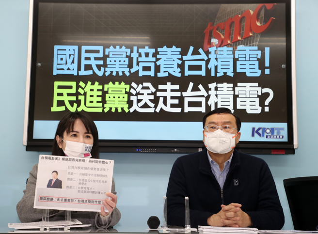 国民党立法院党团总召曾铭宗（右）、首席副书记长谢衣鳯（左）等26日召开「国民党培养台积电！民进党送走台积电？」记者会。（刘宗龙摄）