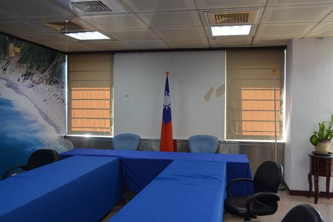 力挺张峻的上届花莲县议会国民党团书记长谢国荣，在党纪开铡前，主动拆除党团衔牌及背板。（罗亦晽摄）