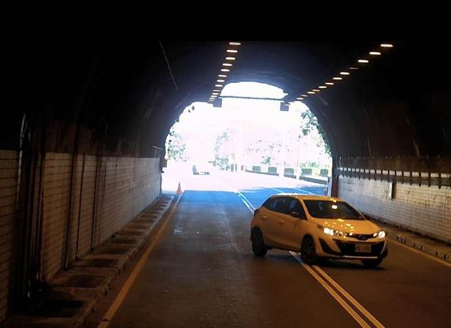 宜兰县的兰阳隧道，1台自小客车逆向行驶，遭大卡车司机喇叭长按不停，仍不为所动。（民眾提供／吴佩蓉宜兰传真）
