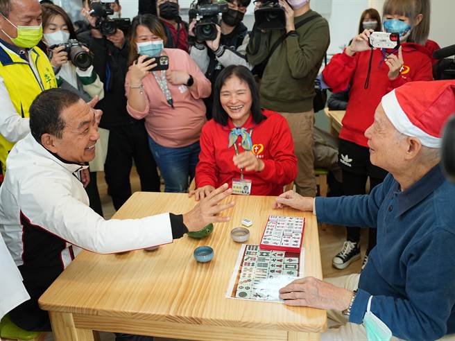 侯友宜今26日到三重区的兴谷社区长照机构参加开幕活动。(黄敬文摄)