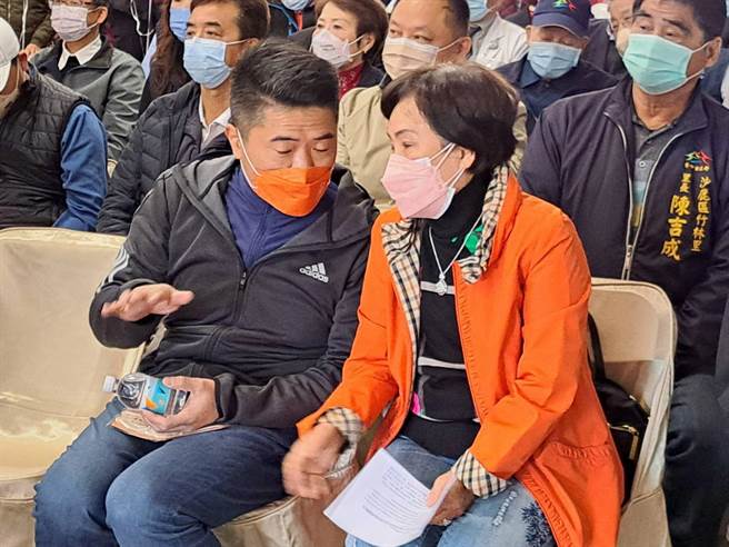 前立委顏宽恒今天出席沙田立体停车场启用典礼时，与前沙鹿镇长苏丽华互动热络。（陈世宗摄）