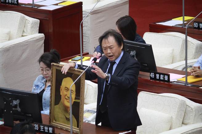 王世坚送蒋万安蒋公照片。（杨亚璇摄）