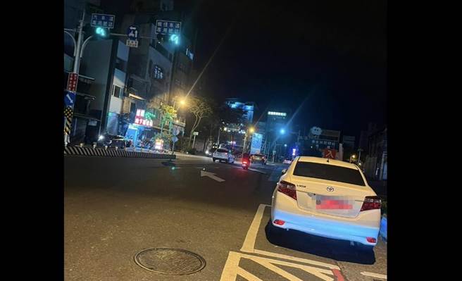 马路三宝出没宜兰！1辆自小客车将机车待转区当成停车格，把车子不偏不倚的完美停在格子内。（民眾提供／吴佩蓉宜兰传真）