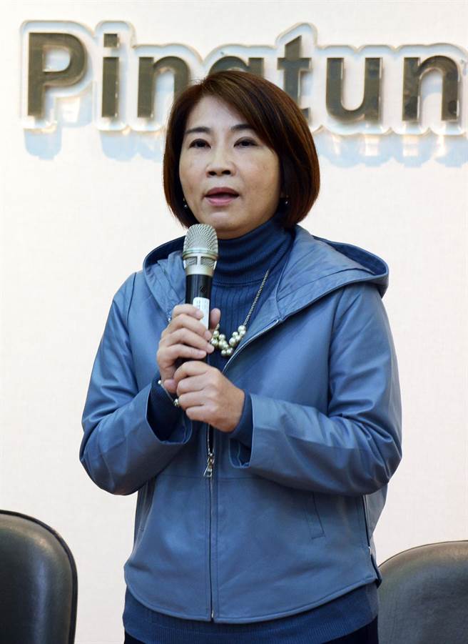 屏东县长周春米第一个上班日马不停蹄听取各局处业务报告，力求市政无缝接轨。（林和生摄）
