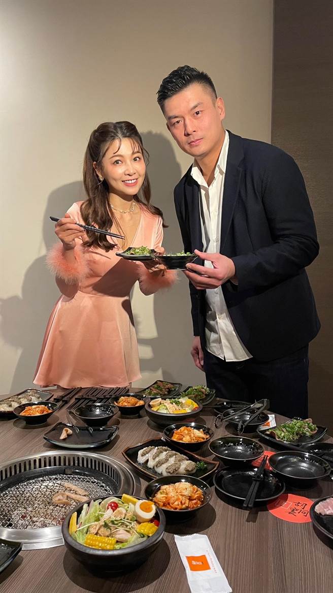 谢京颖和橘炎胡同董事长吴念忠示范烤肉。（胡同里烧肉提供）