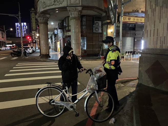 龟山区79岁黄姓老翁骑着单车迷失在长庚商圈街头。(翻摄照片／蔡依珍桃园传真)