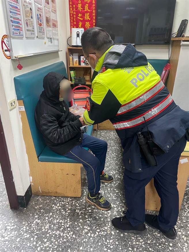 龟山员警将老翁先带回派出所歇息并递上热茶。(翻摄照片／蔡依珍桃园传真)