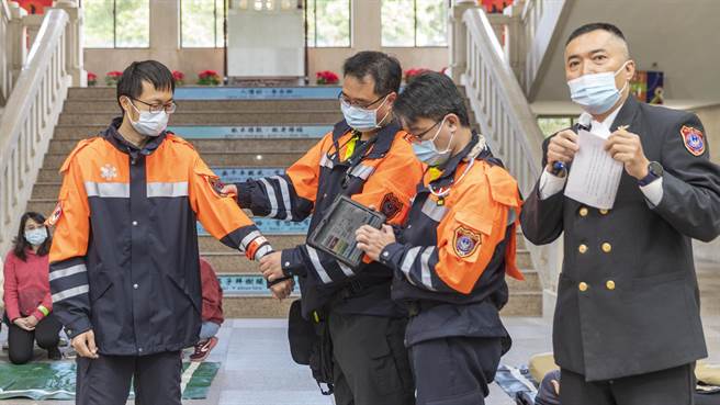 新竹县消防局结合救护平板、检伤环（拍拍尺）及QR码建置「大伤E化系统」，用救护平板扫瞄患者手腕上的QR码贴纸，能快速知道灾害现场检伤分类的人数。（罗浚滨摄）