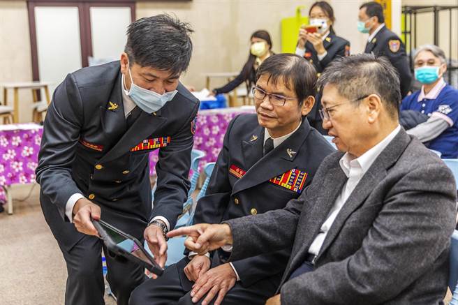 县长杨文科（右）了解救护平板检伤分类的人数做适当后送，让医院处理伤病患能预做准备。（罗浚滨摄）