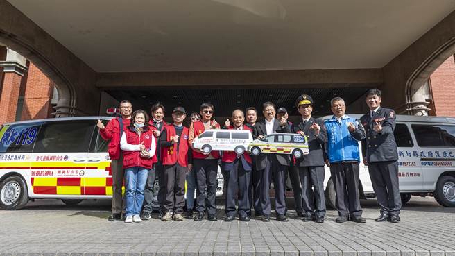 新北市金山财神庙慈善会捐赠新竹县首辆「大量伤病患处理救护车」和一辆復康巴士，由县长杨文科（中右）代表受赠。（罗浚滨摄）