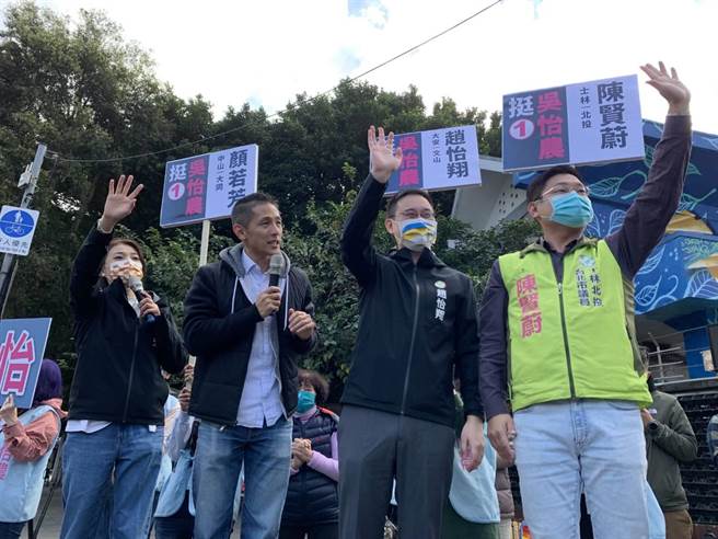 台北市第3选区（中山、北松山）民进党候选人吴怡农（左二）。（吴怡农办公室提供／杨亚璇台北传真）
