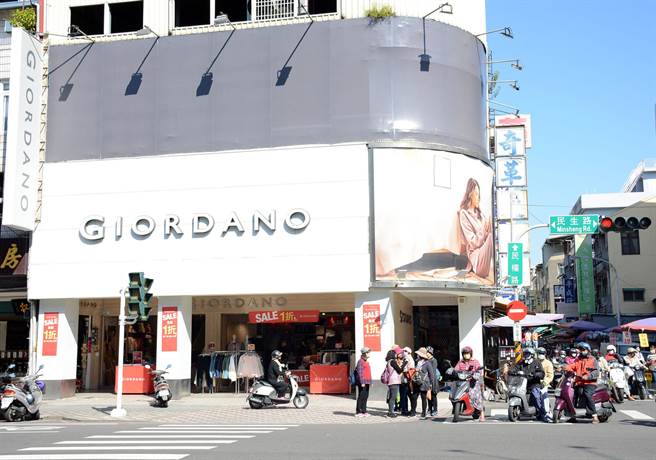 屏东市民生路与民权路口的佐丹奴服饰店，从1992年至今，已连续30年夺下屏东地王宝座。（林和生摄）