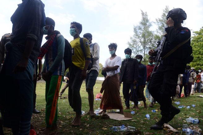 洛兴雅难民船只故障，海上漂流1个月后在今天停靠印尼西岸。（图／路透社）