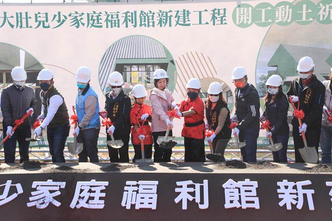 为满足大肚区托育需求，市府投入上亿元经费打造大肚儿少家庭福利馆，26日盛大动土，预计113年10月完工。（冯惠宜摄）