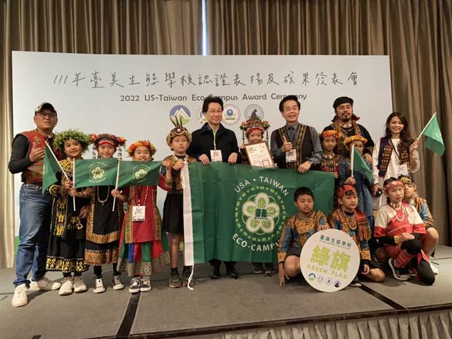 原乡首座，屏东长荣百合国小获环保署臺美生态学校绿旗认证。(屏县府提供)