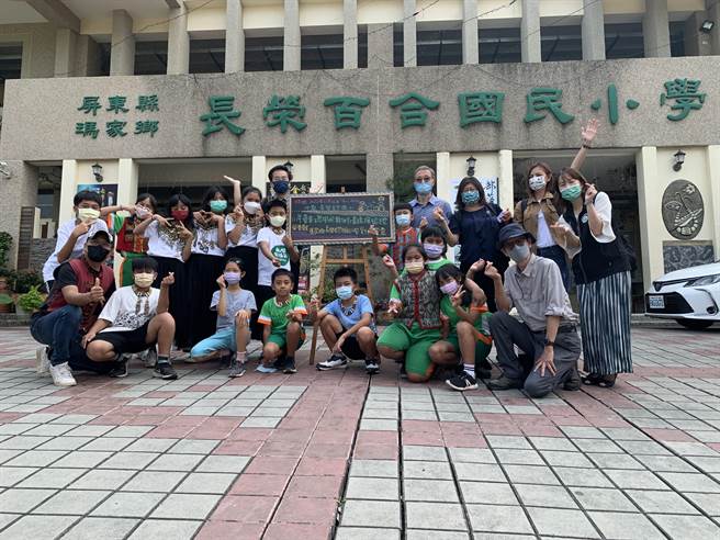 原乡首座，屏东长荣百合国小获环保署臺美生态学校绿旗认证。(屏县府提供)