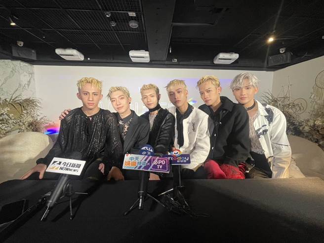 原子少年的金星正式以团名「VERA」出道，团员学文（左起）、蓝弟、孟维、巴比、蔡朕、NELSON。（池宗玲摄）