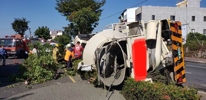 台南市麻豆區新生南路26日中午發生預拌混泥土車翻覆事故。（讀者提供／張毓翎台南傳真）