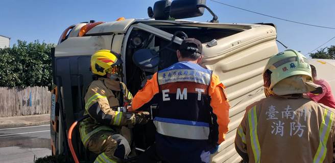 台南麻豆路口發生車禍，現場為一輛預拌混泥土車翻覆於內側車道。（讀者提供／張毓翎台南傳真）