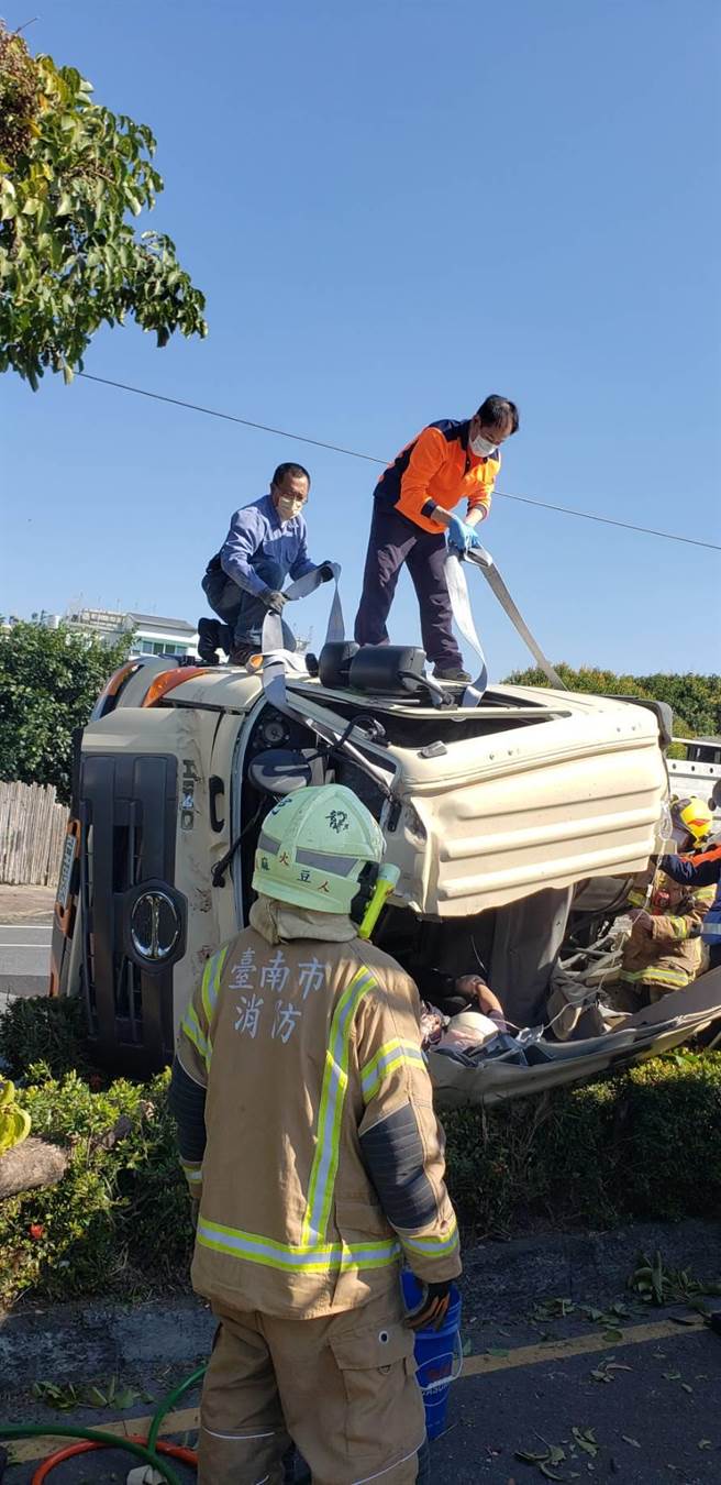 消防人員使用各式救助器材將駕駛脫困。（讀者提供／張毓翎台南傳真）