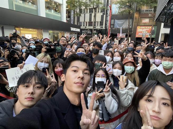 柯佳嬿（右起）、许光汉、施柏宇趁空檔手持手机跟粉丝自拍。（车库娱乐、三凤制作提供）