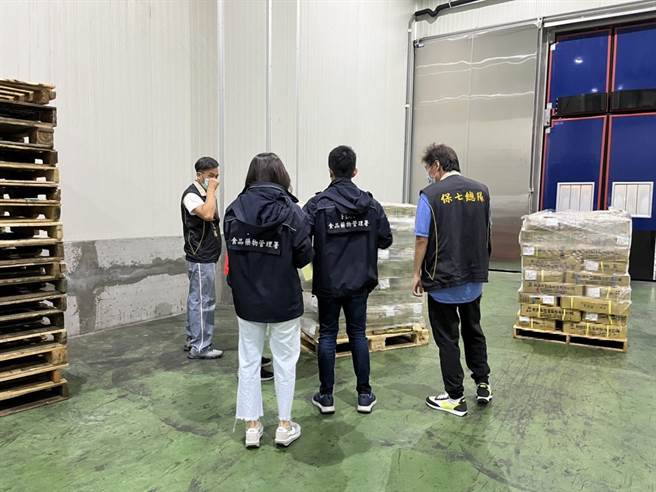 上千只过期乌骨鸡改标贩售全台，台中检警查获黑心食品厂，将业者起诉。（保七总队第三大队提供）